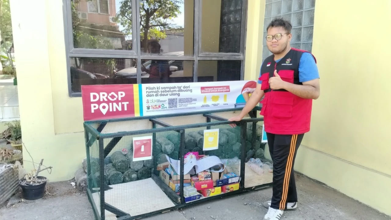 Muh Reza Aditya Sajidna memperlihatkan Drop Point TPS 3R untuk pemilahan sampah anorganik di Kelurahan Laikang, Makassar. (Foto: Dok. Pribadi)
